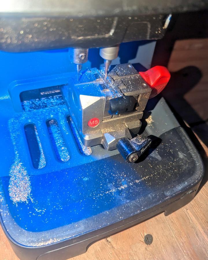 Key cutting machine with a key clamped in